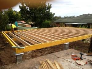 PIC 17   DAY 3 BERERS AND JOISTS COMPLETED AND ANCHORED TO PIERS USING 75MM X 75MM X 50MM X 6MM GAL ANGLE BRACKETS BOLTED TO BEARERS